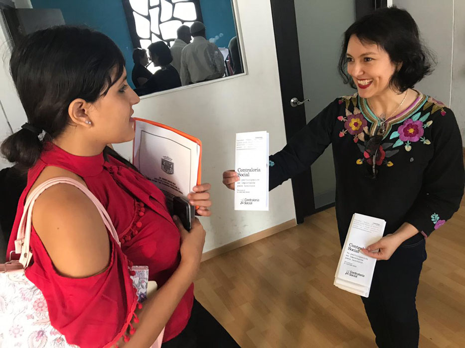 Entrega de material informativo en la región de Comitán