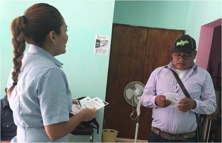 Entrega de material informativo en la región de Palenque